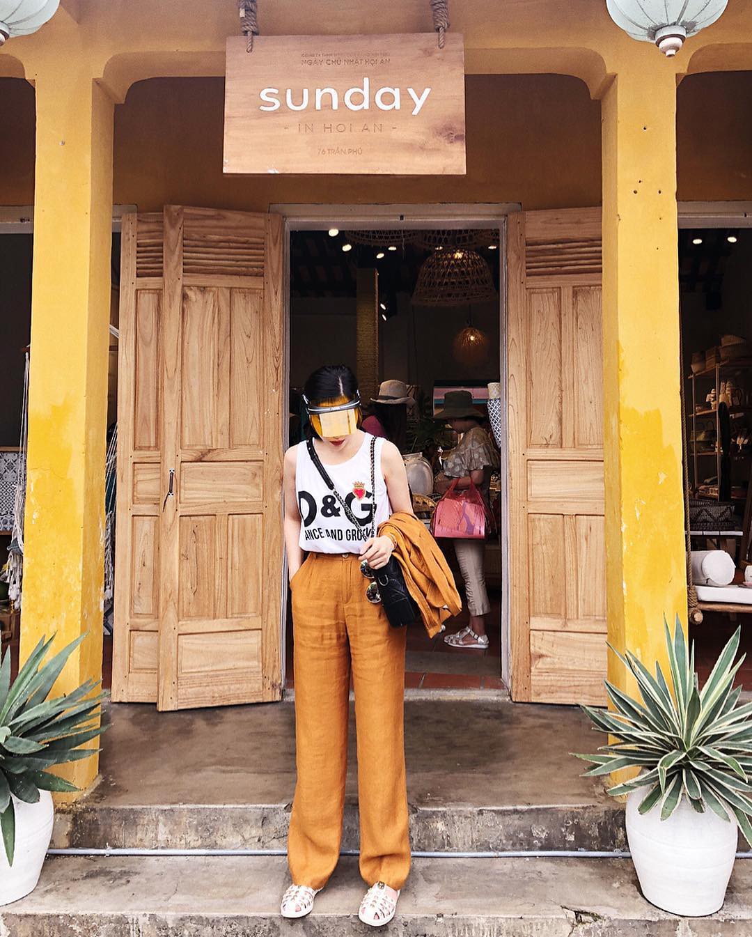 Phạm Quỳnh Anh và Elly Trần lên đồ cá tính chất lừ, đọ dáng gợi cảm trong street style tuần này