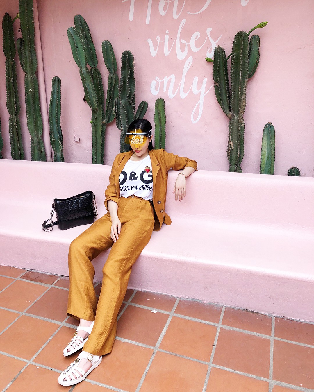 Phạm Quỳnh Anh và Elly Trần lên đồ cá tính chất lừ, đọ dáng gợi cảm trong street style tuần này