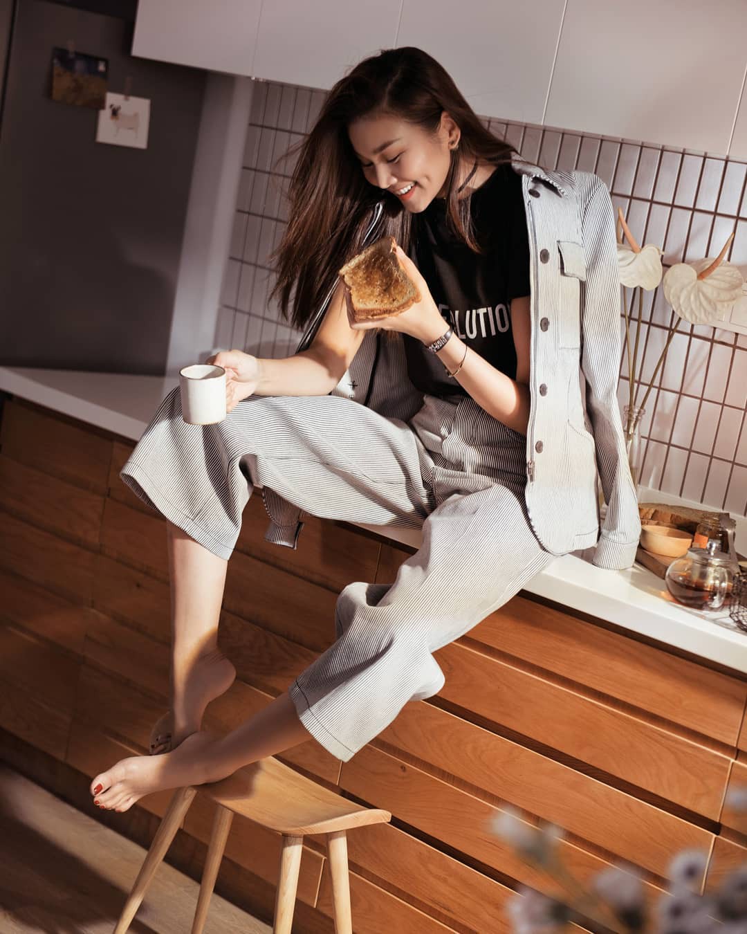 Phạm Quỳnh Anh và Elly Trần lên đồ cá tính chất lừ, đọ dáng gợi cảm trong street style tuần này