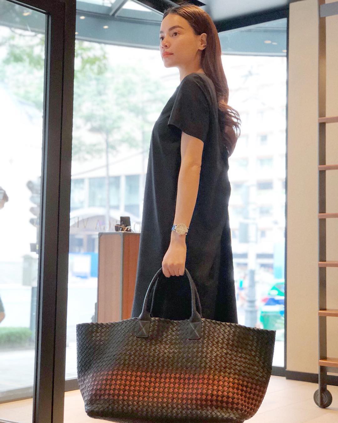 Phạm Quỳnh Anh và Elly Trần lên đồ cá tính chất lừ, đọ dáng gợi cảm trong street style tuần này