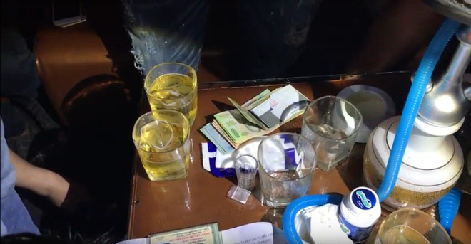 Ập vào quán beer club, công an đưa gần 30 người về trụ sở