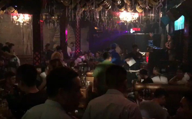 Ập vào quán beer club, công an đưa gần 30 người về trụ sở
