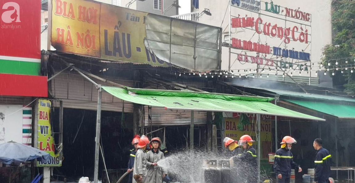 Hà Nội: Cháy cửa hàng ăn, một nạn nhân nữ đang mắc kẹt Hà Nội: Cháy cửa hàng ăn, một nạn nhân nữ đang mắc kẹt