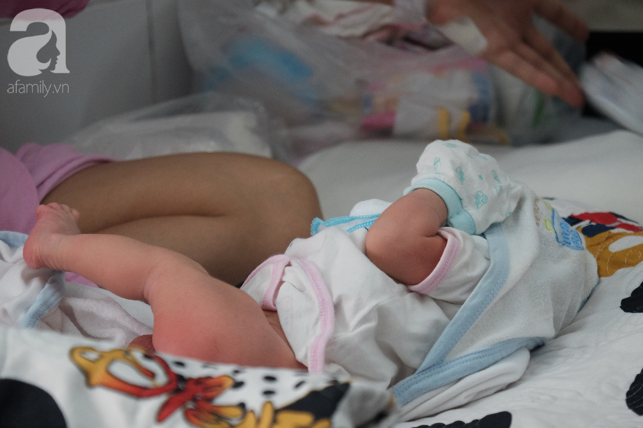 TP.HCM: Chồng dẫn bồ nhí về nhà, thai phụ ôm bụng bầu vào viện lén ngủ hành lang chờ đẻ bằng 30 ngàn trong túi