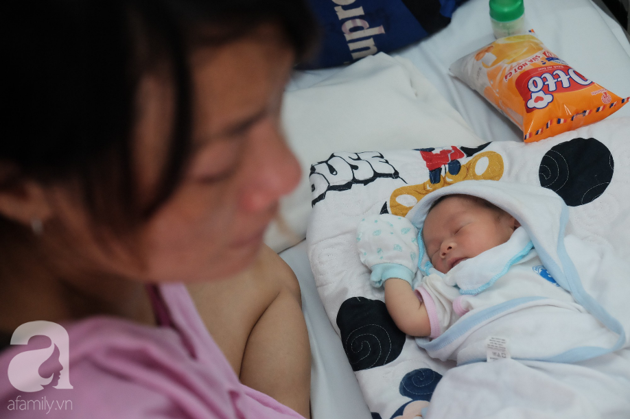 TP.HCM: Chồng dẫn bồ nhí về nhà, thai phụ ôm bụng bầu vào viện lén ngủ hành lang chờ đẻ bằng 30 ngàn trong túi