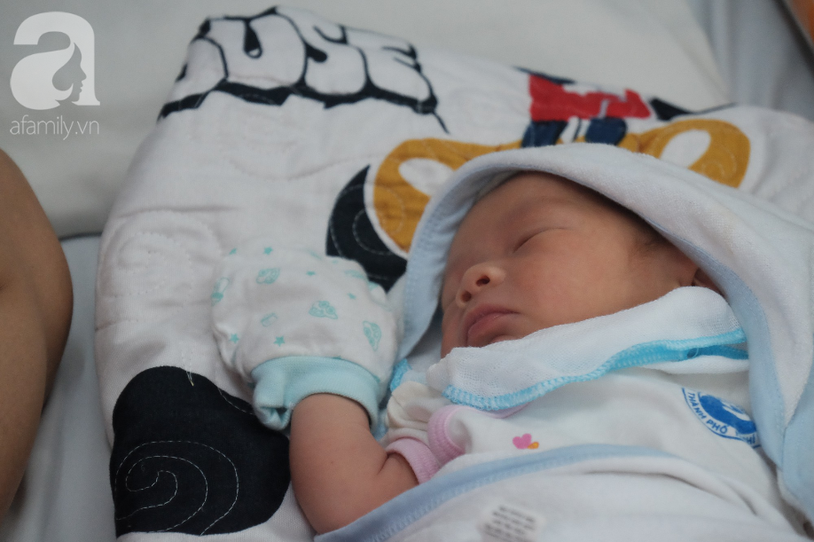 TP.HCM: Chồng dẫn bồ nhí về nhà, thai phụ ôm bụng bầu vào viện lén ngủ hành lang chờ đẻ bằng 30 ngàn trong túi