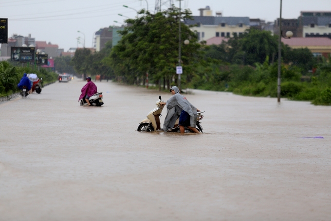 Nhiều phố biến thành sông, cửa ngõ phía Tây thủ đô tê liệt