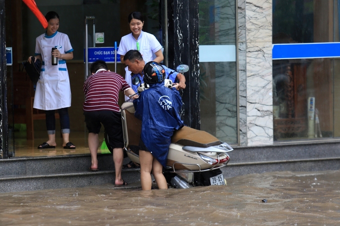 Nhiều phố biến thành sông, cửa ngõ phía Tây thủ đô tê liệt