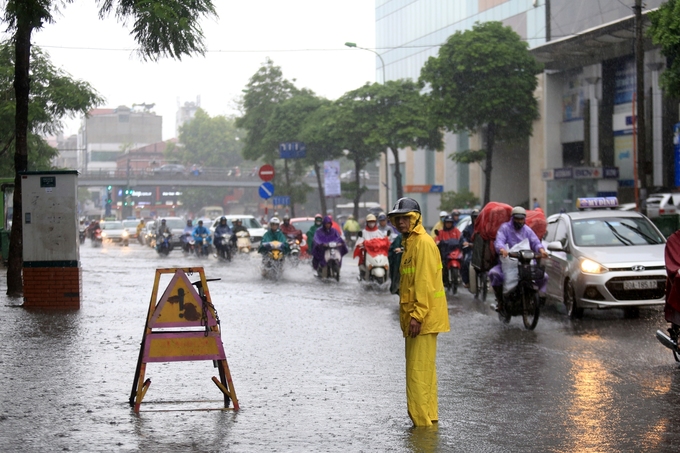 Nhiều phố biến thành sông, cửa ngõ phía Tây thủ đô tê liệt