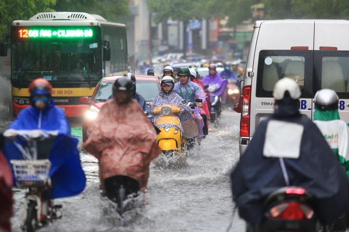 Nhiều phố biến thành sông, cửa ngõ phía Tây thủ đô tê liệt