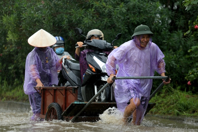 Nhiều phố biến thành sông, cửa ngõ phía Tây thủ đô tê liệt