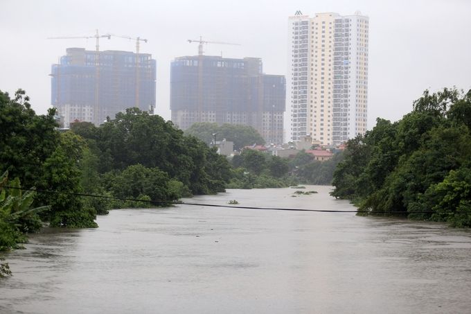 Nhiều phố biến thành sông, cửa ngõ phía Tây thủ đô tê liệt