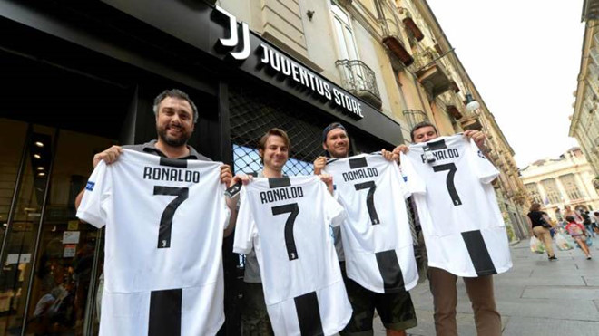Juventus có bù lại được phí chuyển nhượng từ tiền bán áo đấu Ronaldo?