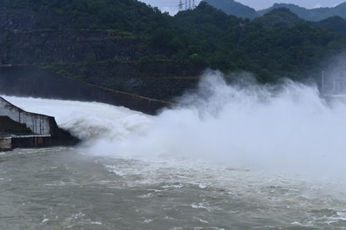 Mưa lũ làm 10 người chết, nhiều tỉnh đối mặt với lụt lịch sử