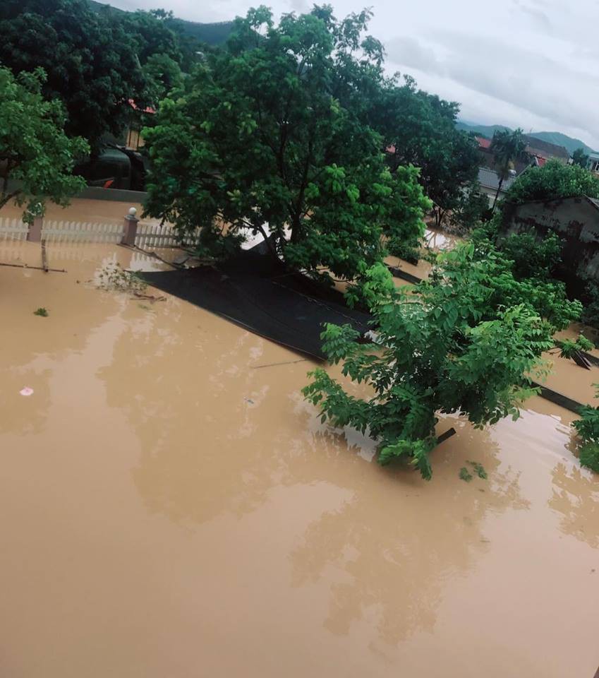 Phú Thọ: Bàn ghế giường tủ trôi, thị trấn ngập trong biển nước