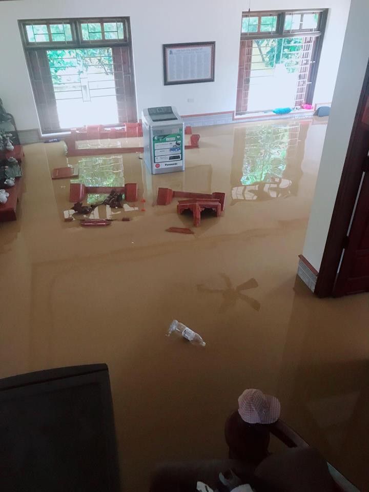 Phú Thọ: Bàn ghế giường tủ trôi, thị trấn ngập trong biển nước