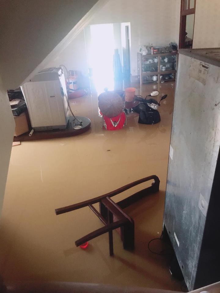 Phú Thọ: Bàn ghế giường tủ trôi, thị trấn ngập trong biển nước