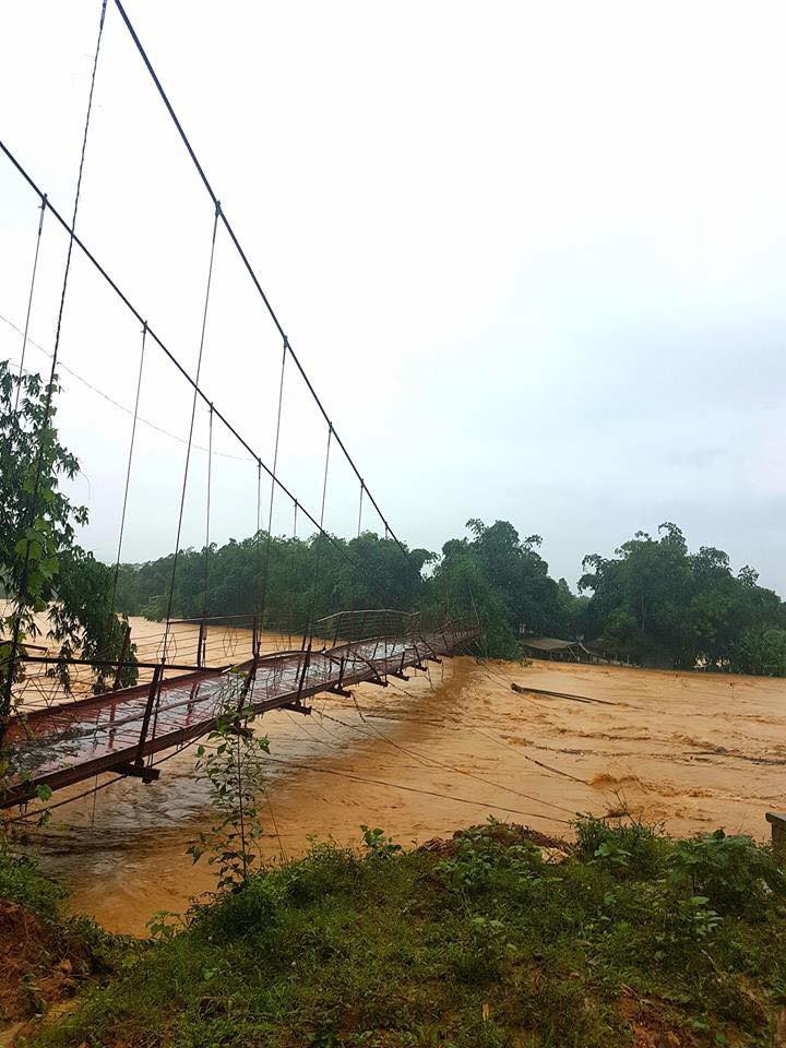 Phú Thọ: Bàn ghế giường tủ trôi, thị trấn ngập trong biển nước