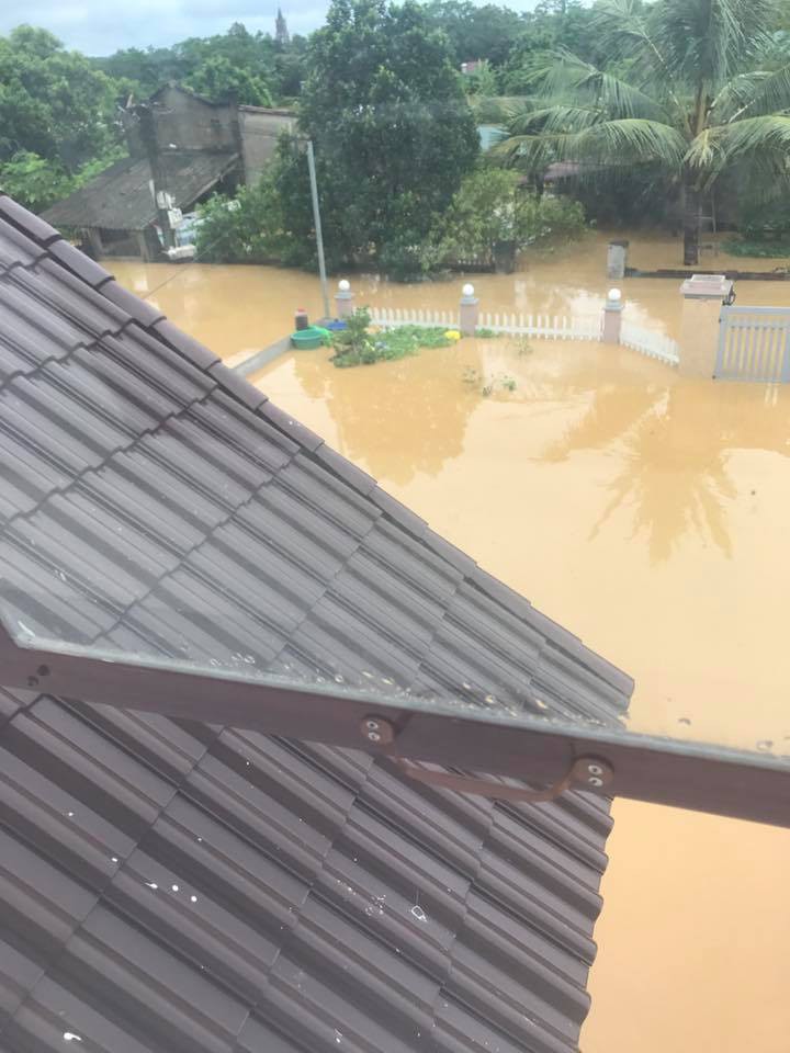 Phú Thọ: Bàn ghế giường tủ trôi, thị trấn ngập trong biển nước