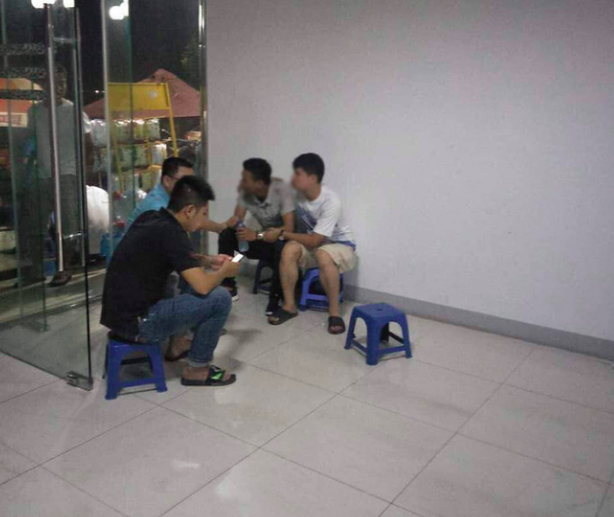 Xót xa cảnh người chồng khóc ngất, không thể đứng vững khi hay tin vợ là nghi phạm thắt cổ 2 cháu bé tử vong