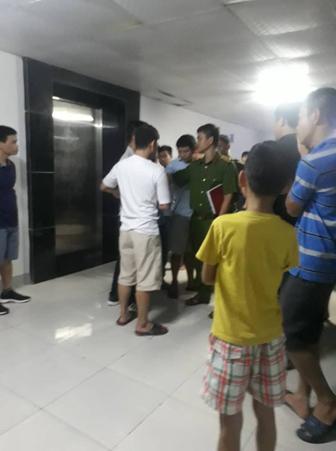 Xót xa cảnh người chồng khóc ngất, không thể đứng vững khi hay tin vợ là nghi phạm thắt cổ 2 cháu bé tử vong