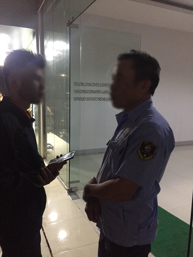 Xót xa cảnh người chồng khóc ngất, không thể đứng vững khi hay tin vợ là nghi phạm thắt cổ 2 cháu bé tử vong