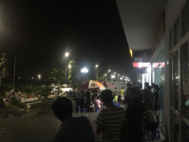 Xót xa cảnh người chồng khóc ngất, không thể đứng vững khi hay tin vợ là nghi phạm thắt cổ 2 cháu bé tử vong