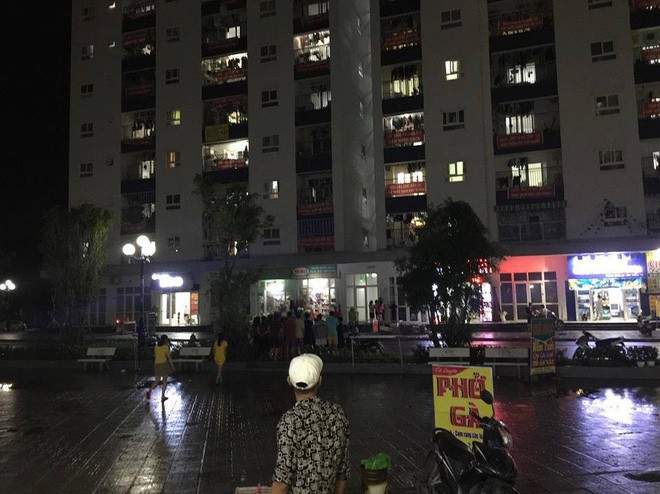 Xót xa cảnh người chồng khóc ngất, không thể đứng vững khi hay tin vợ là nghi phạm thắt cổ 2 cháu bé tử vong