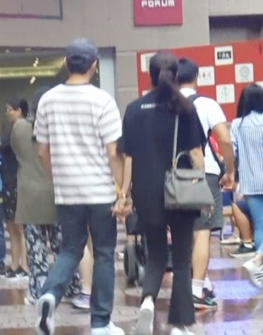 Trương Trí Lâm đích thị là người chồng hiếm có khó tìm của showbiz: Hơn 20 năm vẫn nắm tay một kiểu khiến dân tình đỏ mắt vì ghen tị