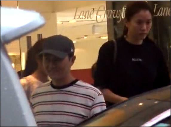 Trương Trí Lâm đích thị là người chồng hiếm có khó tìm của showbiz: Hơn 20 năm vẫn nắm tay một kiểu khiến dân tình đỏ mắt vì ghen tị