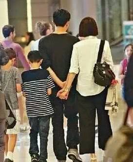 Trương Trí Lâm đích thị là người chồng hiếm có khó tìm của showbiz: Hơn 20 năm vẫn nắm tay một kiểu khiến dân tình đỏ mắt vì ghen tị