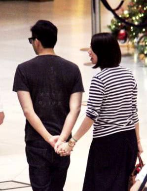 Trương Trí Lâm đích thị là người chồng hiếm có khó tìm của showbiz: Hơn 20 năm vẫn nắm tay một kiểu khiến dân tình đỏ mắt vì ghen tị