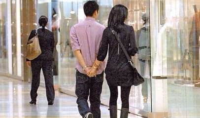 Trương Trí Lâm đích thị là người chồng hiếm có khó tìm của showbiz: Hơn 20 năm vẫn nắm tay một kiểu khiến dân tình đỏ mắt vì ghen tị