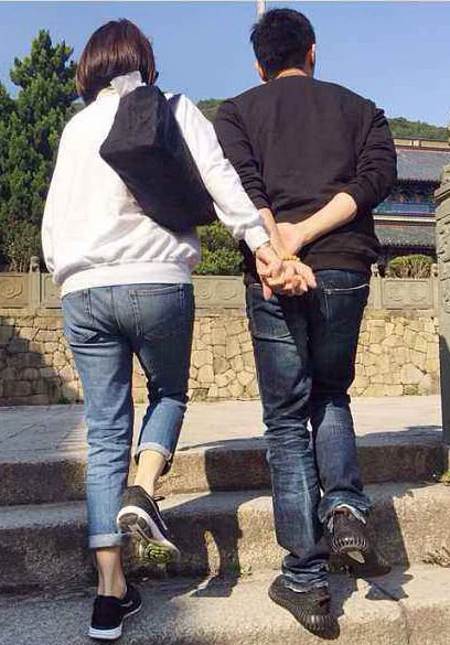 Trương Trí Lâm đích thị là người chồng hiếm có khó tìm của showbiz: Hơn 20 năm vẫn nắm tay một kiểu khiến dân tình đỏ mắt vì ghen tị