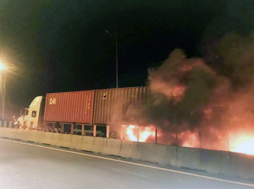 Ôtô tông xe container trên cao tốc Long Thành, 2 người chết