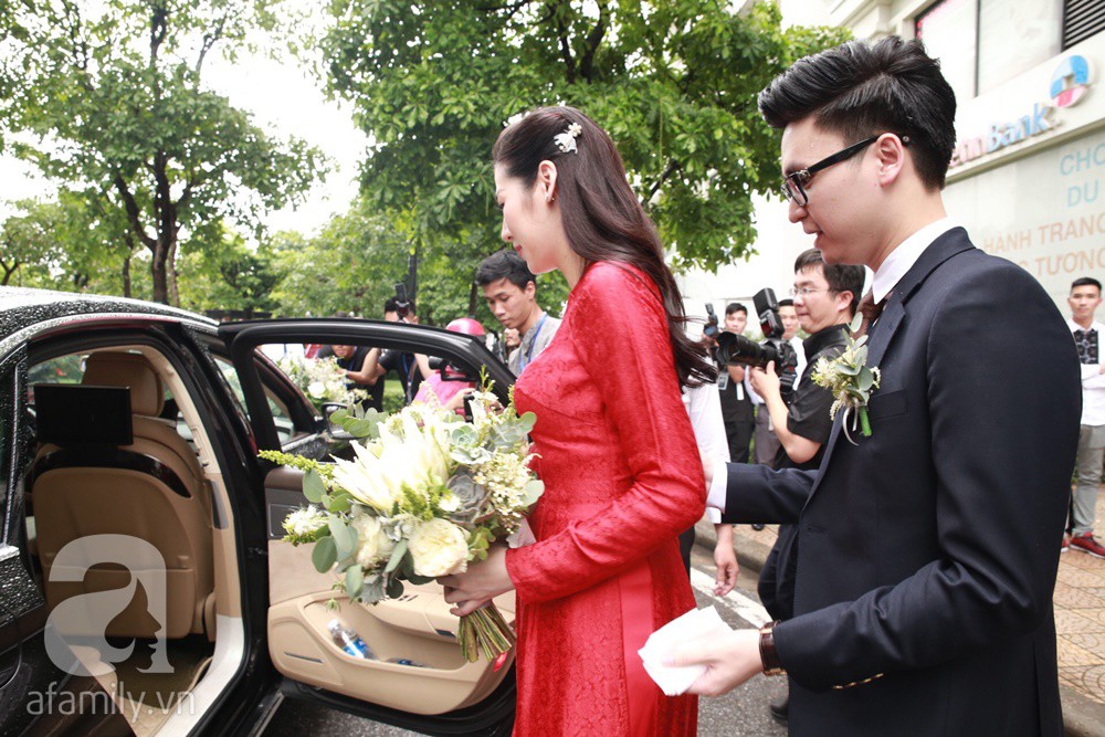 Những góc máy để lộ bụng to lùm lùm trong ngày cưới của Á hậu Tú Anh