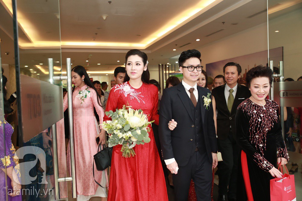 Những góc máy để lộ bụng to lùm lùm trong ngày cưới của Á hậu Tú Anh