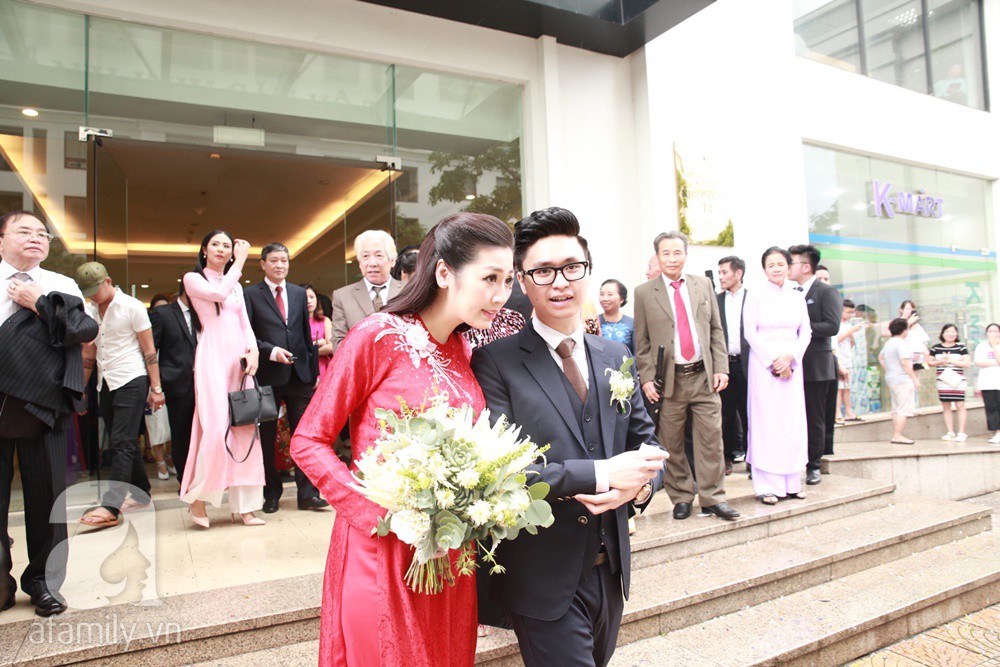 Những góc máy để lộ bụng to lùm lùm trong ngày cưới của Á hậu Tú Anh