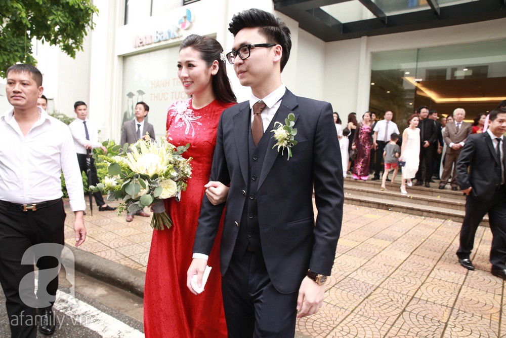 Những góc máy để lộ bụng to lùm lùm trong ngày cưới của Á hậu Tú Anh