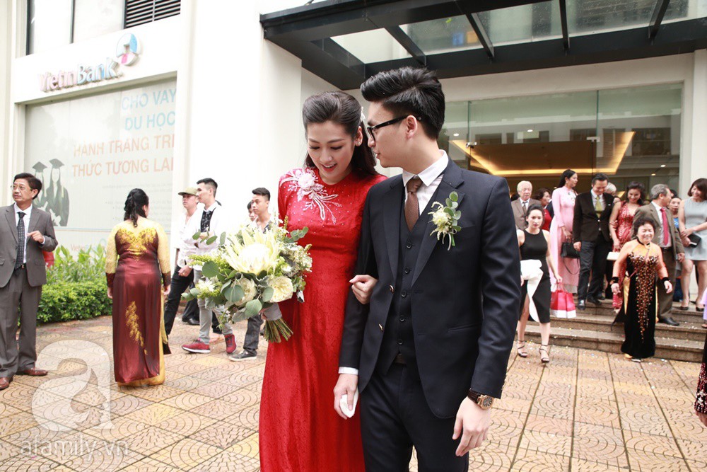 Những góc máy để lộ bụng to lùm lùm trong ngày cưới của Á hậu Tú Anh