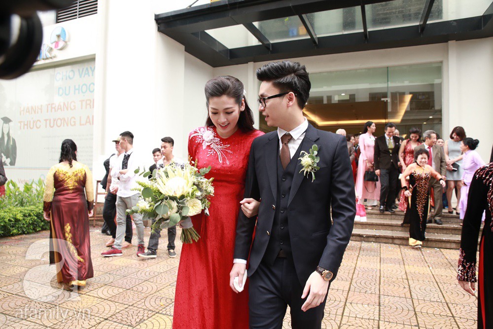 Những góc máy để lộ bụng to lùm lùm trong ngày cưới của Á hậu Tú Anh