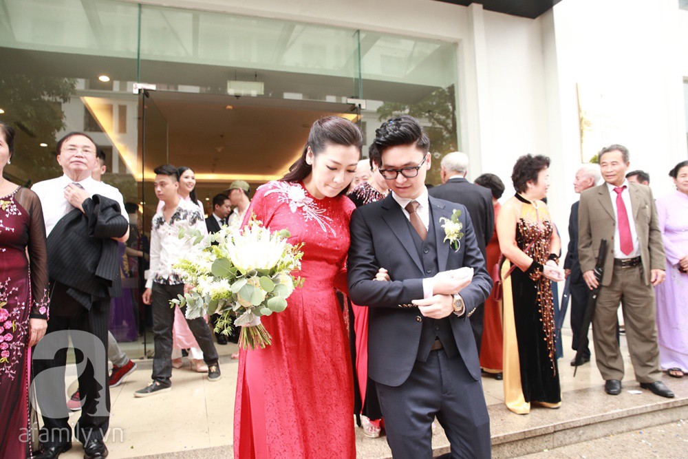 Những góc máy để lộ bụng to lùm lùm trong ngày cưới của Á hậu Tú Anh