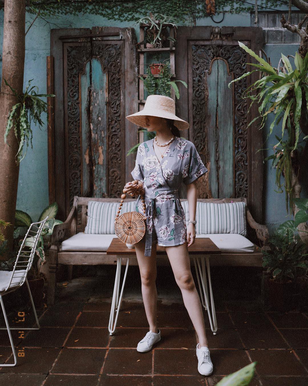 Say mê họa tiết hoa nhưng sợ diện lên sến sẩm và lòe loẹt, các nàng cứ tuân theo 7 tuyệt chiêu này là được Say mê họa tiết hoa nhưng sợ diện lên sến sẩm và lòe loẹt, các nàng cứ tuân theo 7 tuyệt chiêu này là được