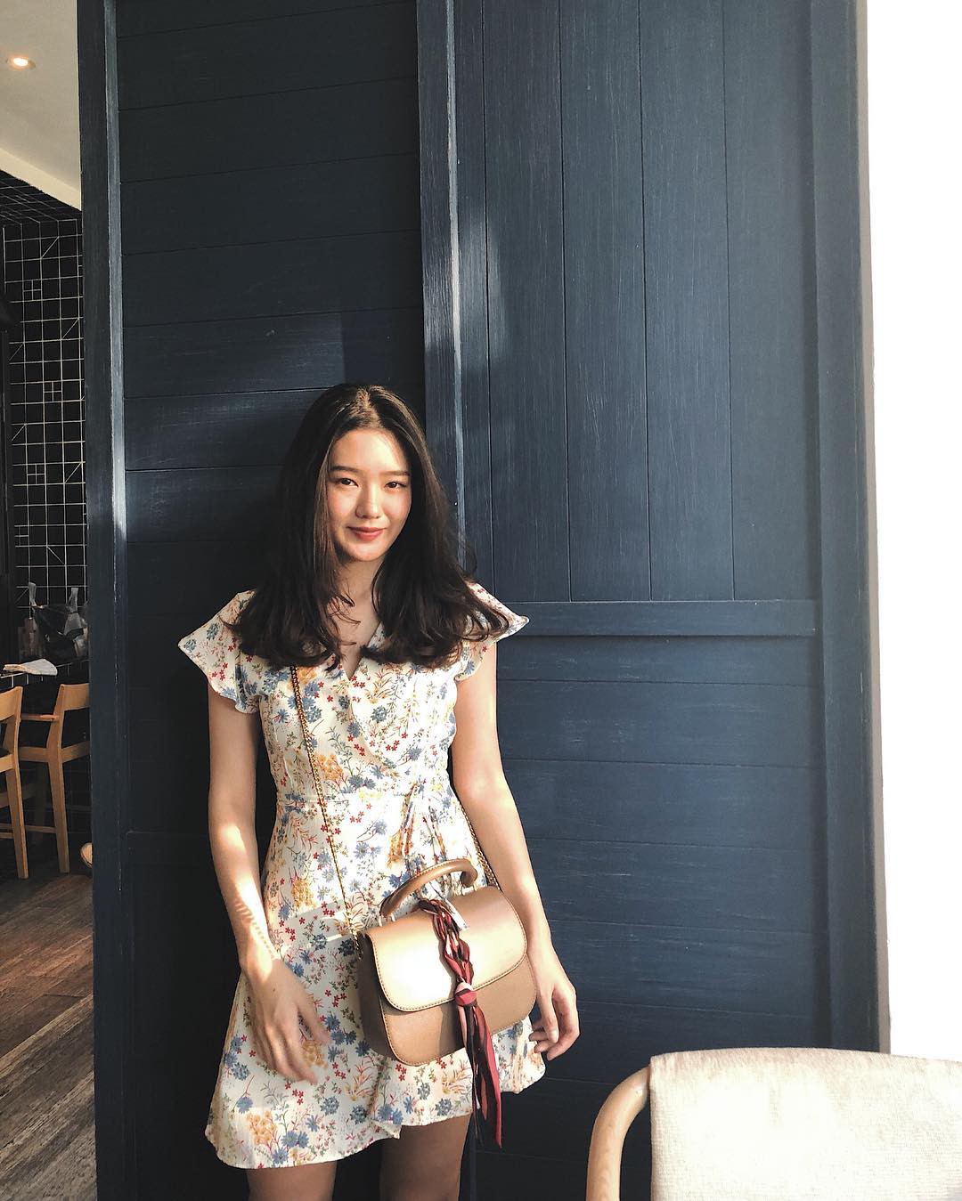 Say mê họa tiết hoa nhưng sợ diện lên sến sẩm và lòe loẹt, các nàng cứ tuân theo 7 tuyệt chiêu này là được Say mê họa tiết hoa nhưng sợ diện lên sến sẩm và lòe loẹt, các nàng cứ tuân theo 7 tuyệt chiêu này là được
