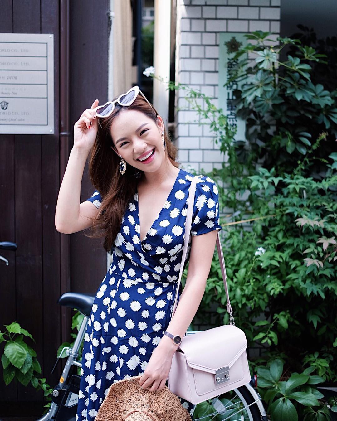 Say mê họa tiết hoa nhưng sợ diện lên sến sẩm và lòe loẹt, các nàng cứ tuân theo 7 tuyệt chiêu này là được Say mê họa tiết hoa nhưng sợ diện lên sến sẩm và lòe loẹt, các nàng cứ tuân theo 7 tuyệt chiêu này là được