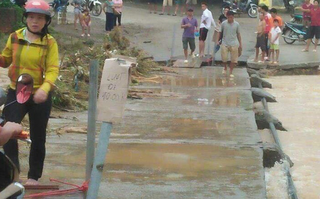 Lợi dụng mưa lũ, thanh niên bản lập BOT thu 10 nghìn đồng/lượt