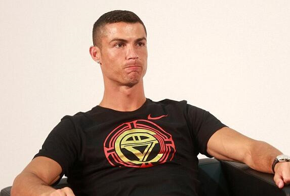 MC Trung Quốc bức xúc vụ Cristiano Ronaldo bỏ về giữa buổi phỏng vấn