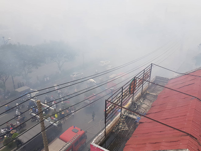 Cháy lớn gần siêu thị Co.op Mart Trường Chinh