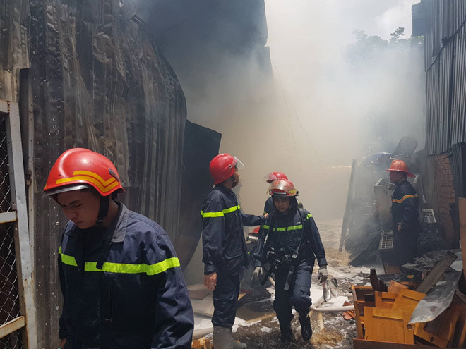 Cháy lớn gần siêu thị Co.op Mart Trường Chinh