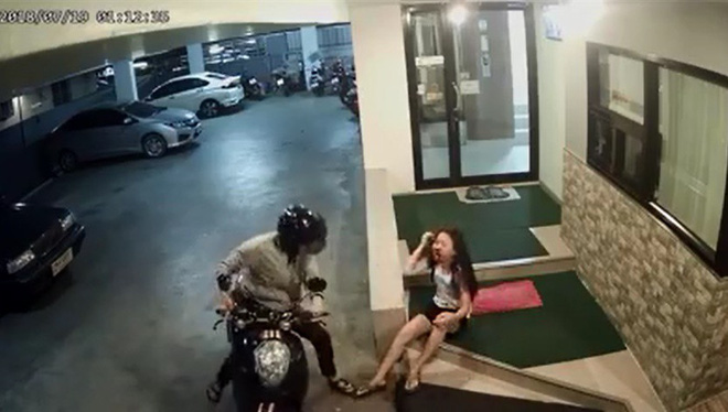 Cô gái bị đánh chảy máu trong hầm gửi xe, phản ứng của 4 thanh niên khiến tất cả lạnh gáy